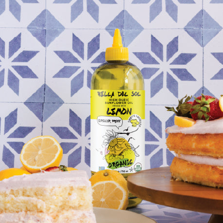 
                  
                    Bella Del Sol organic lemon-infused high oleic sunflower oil bottle with fresh lemon cake and strawberries – Bella Del Sol huile de tournesol biologique infusée au citron avec gâteau au citron et fraises
                  
                