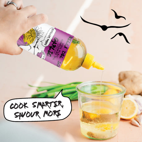 
                  
                    Bella Del Sol Organic Garlic Sunflower Oil Being Poured into a Glass – Expeller Pressed, High Oleic, Chef’s Squeeze Bottle – Cook Smarter, Savour More – Huile de tournesol biologique à l’ail Bella Del Sol versée dans un verre – Pressée à froid, bouteille à presser – terradelyssa.ca
                  
                