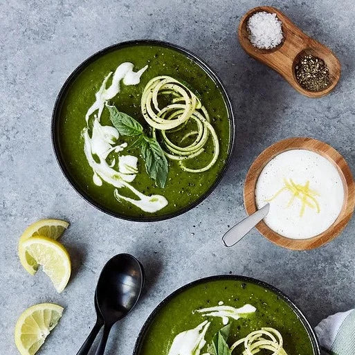 
                  
                    Soupe froide aux courgettes et au basilic avec crème au citron et à l'ail 
                  
                