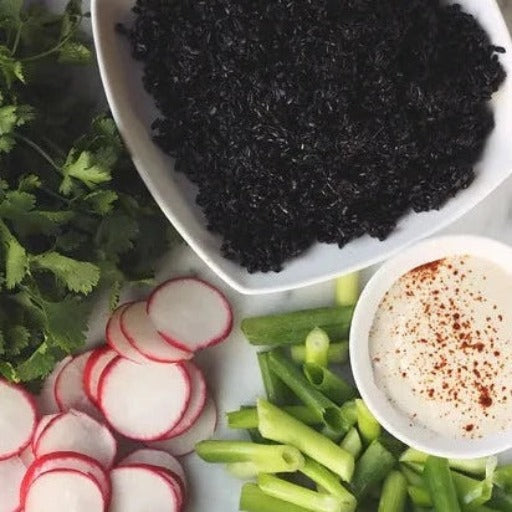 Bols de légumes de printemps Forbidden Rice avec vinaigrette au tahini et au citron 