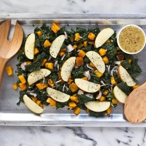 Salade de récolte d'automne avec vinaigrette à l'érable et à la dijonnaise