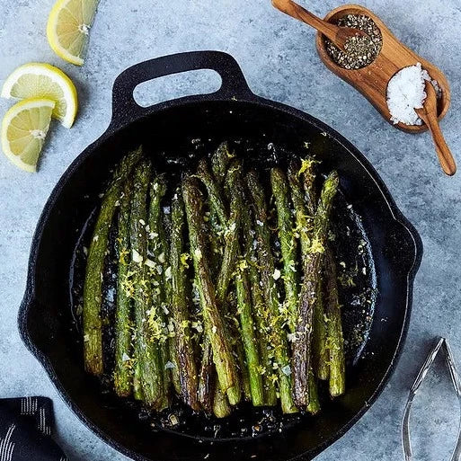 Asperges à l'ail et au citron grillées en fonte 