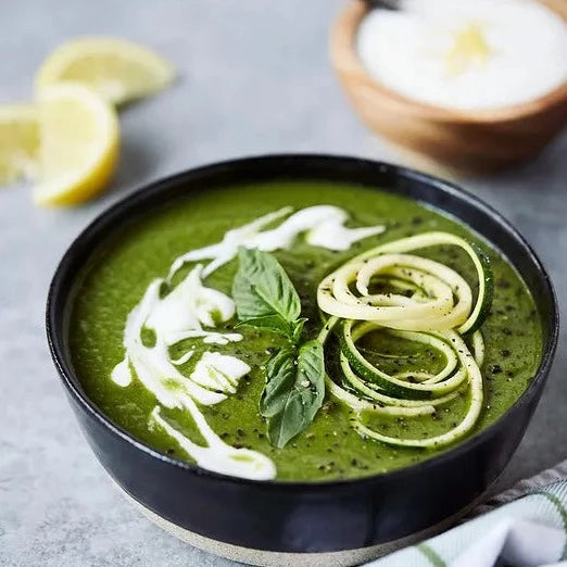 
                  
                    Soupe froide aux courgettes et au basilic avec crème au citron et à l'ail 
                  
                