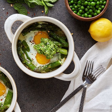 
                  
                    Œufs cuits au four avec asperges et pesto de pois citronné
                  
                