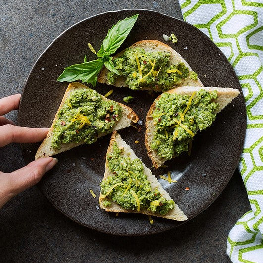 
                  
                    Œufs cuits au four avec asperges et pesto de pois citronné
                  
                