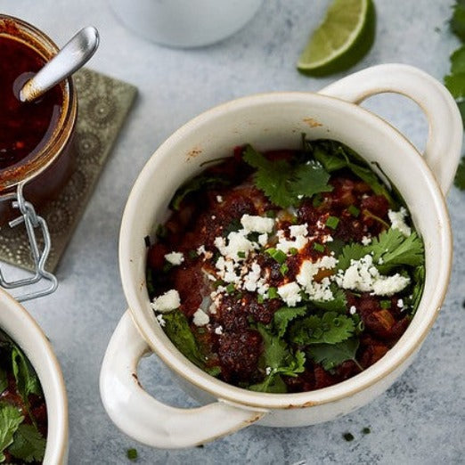 Œufs au four avec épinards, chorizo ​​et salsa macha