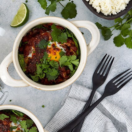 
                  
                    Œufs au four avec épinards, chorizo ​​et salsa macha
                  
                