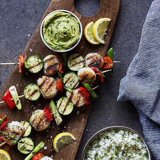 Brochettes de pétoncles et légumes grillés au tahini vert