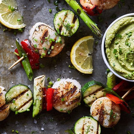 
                  
                    Brochettes de pétoncles et légumes grillés au tahini vert
                  
                