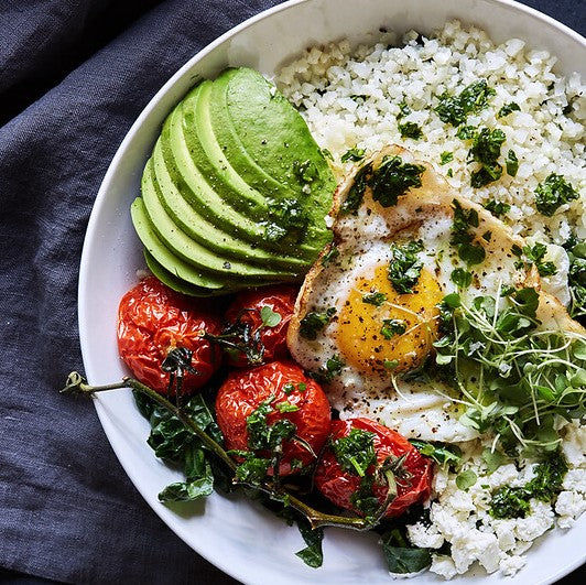 Bols de petit-déjeuner végétariens salés avec un filet d'huile d'olive aux herbes