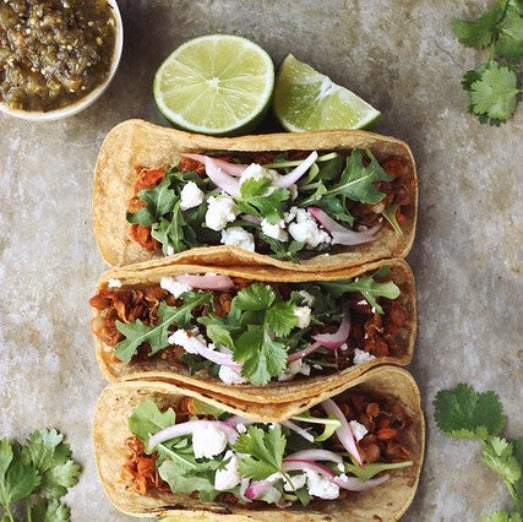 Tacos aux lentilles germées avec roquette et feta