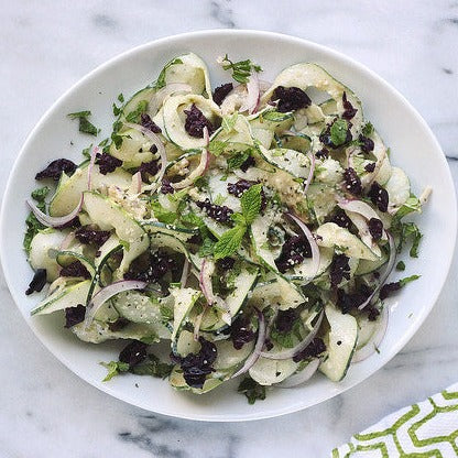 
                  
                    Salade de ruban de concombre avec vinaigrette à l'ail et au tahini 
                  
                