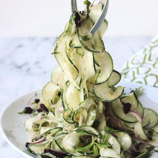 Salade de ruban de concombre avec vinaigrette à l'ail et au tahini 